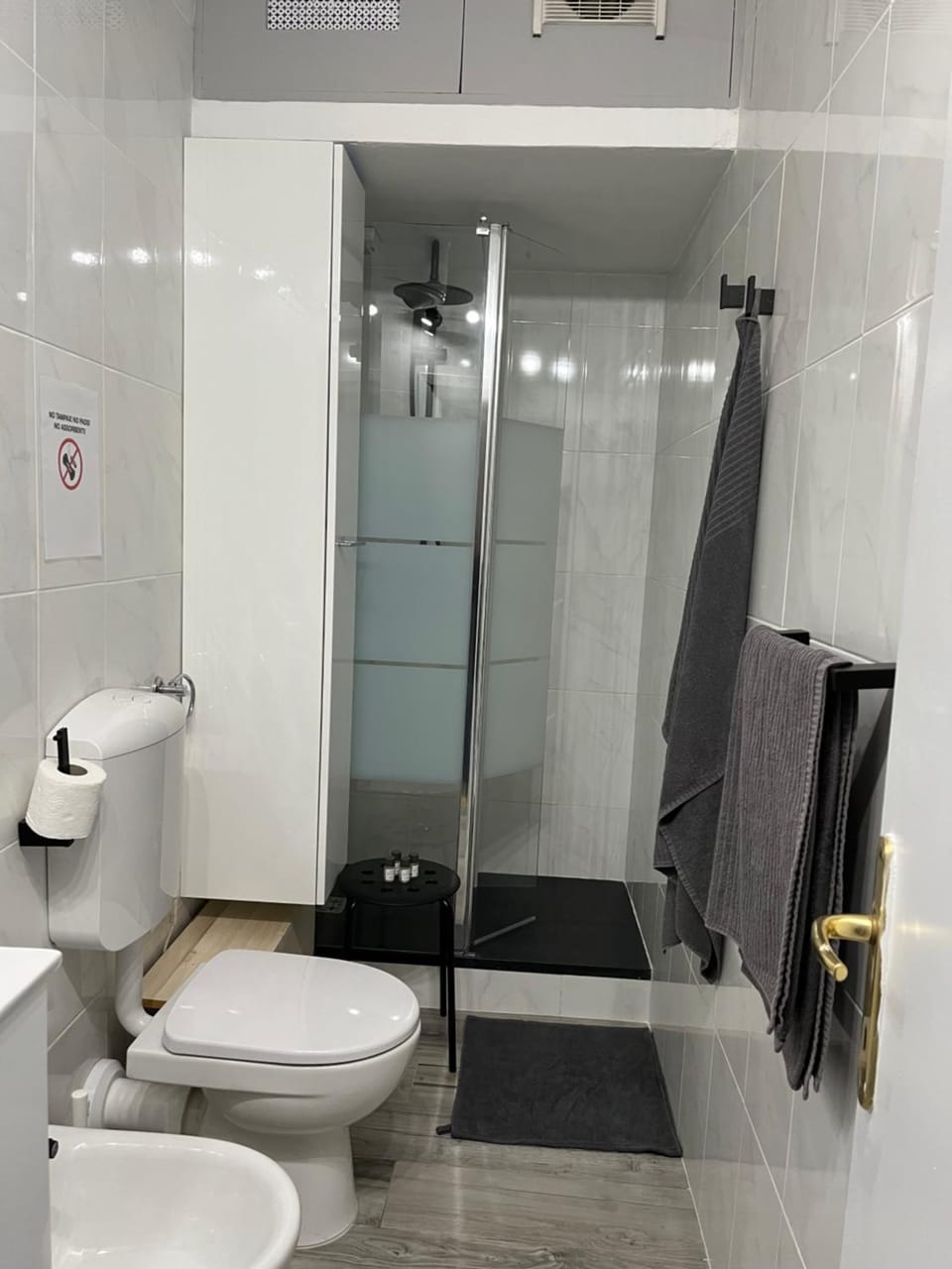 Shower, Toilet, Bathroom, bidet, towels