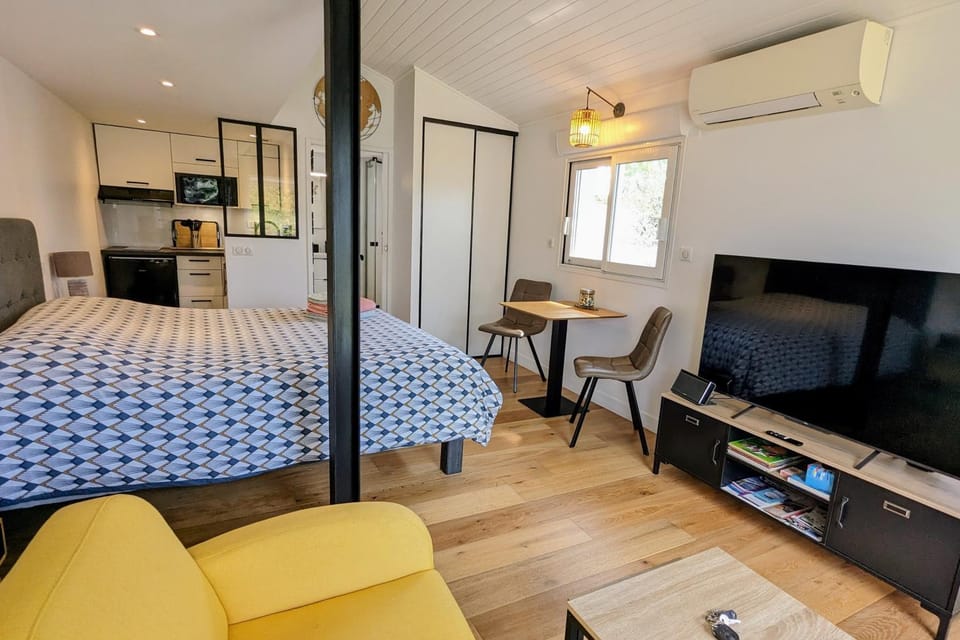 Nearby landmark, TV and multimedia, Seating area, locker, air conditioner
