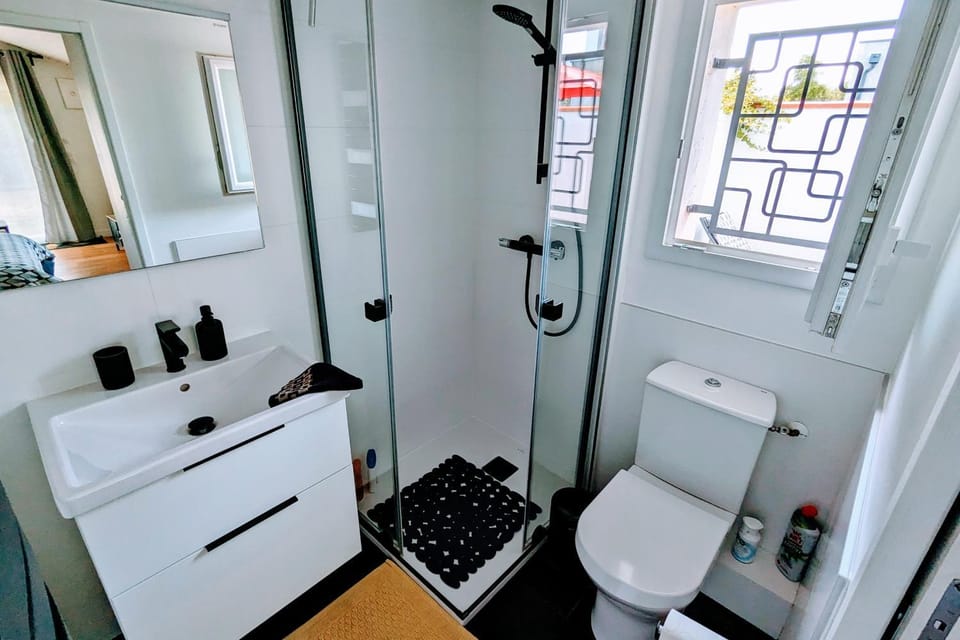 Shower, Toilet, Bathroom, towels