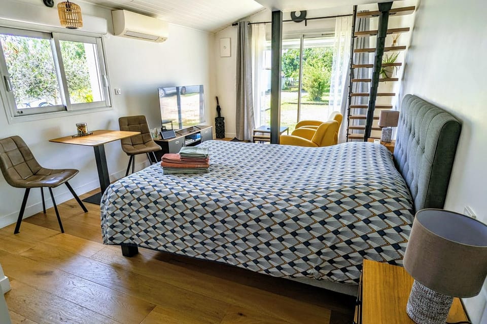 Bed, Living room, Photo of the whole room, Seating area, Dining area, Bedroom, air conditioner
