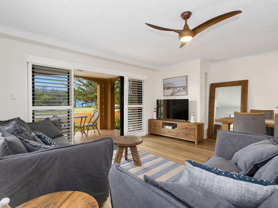 TV and multimedia, Living room, Seating area, Evening entertainment, Sea view
