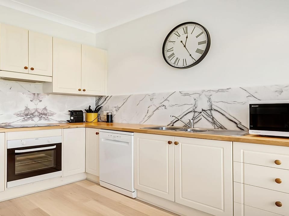 Coffee/tea facilities, dishwasher, toaster, kitchen