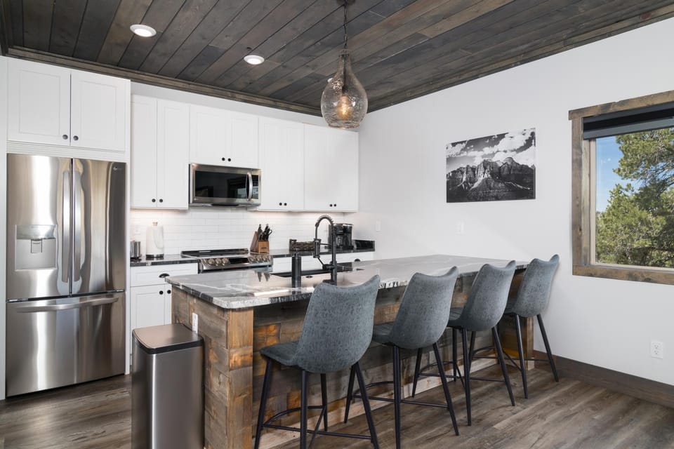 Overlook Cabin. Romantic Views Fire Pit/Hot Tub & Zion Adventure Cabin in Orderville