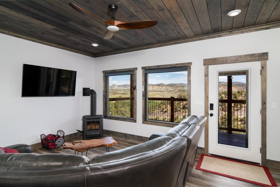 Overlook Cabin. Romantic Views Fire Pit/Hot Tub & Zion Adventure Cabin in Orderville