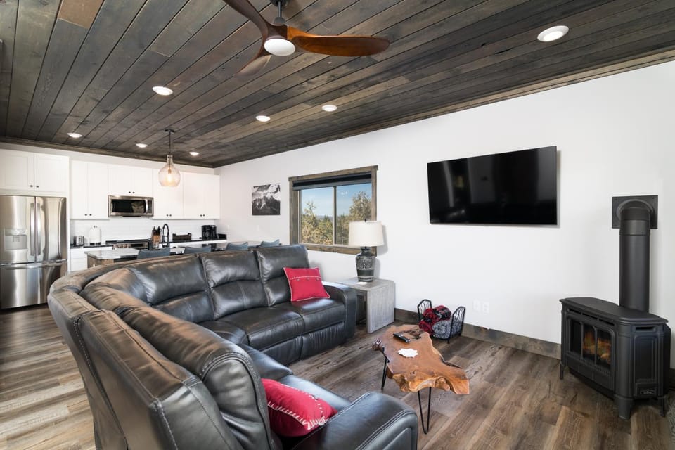 Overlook Cabin. Romantic Views Fire Pit/Hot Tub & Zion Adventure Cabin in Orderville