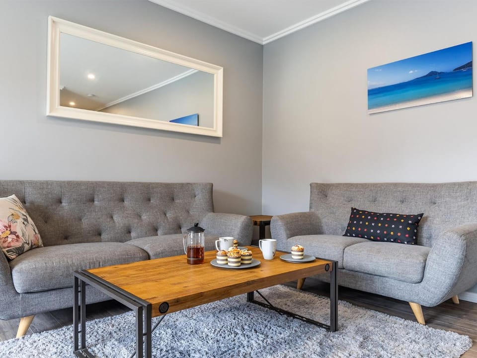 Veronica Court 2, 4 Weatherly Cl - Between Little Beach & Shoal Bay Beach, WiFi & Aircon Apartment in Nelson Bay