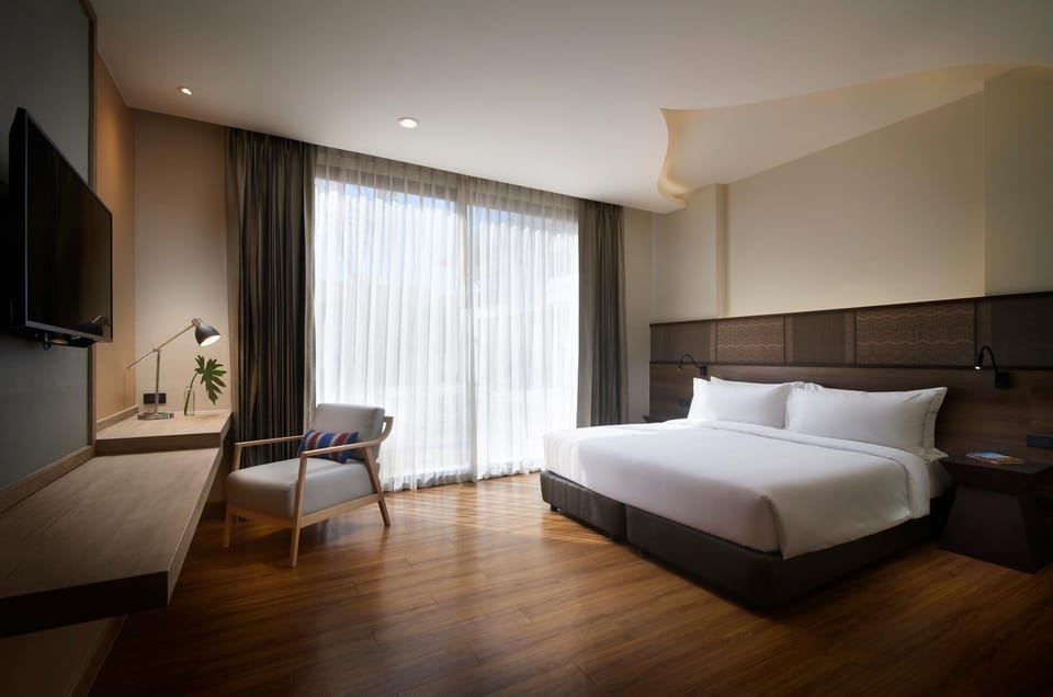 Bed, Seating area, Bedroom