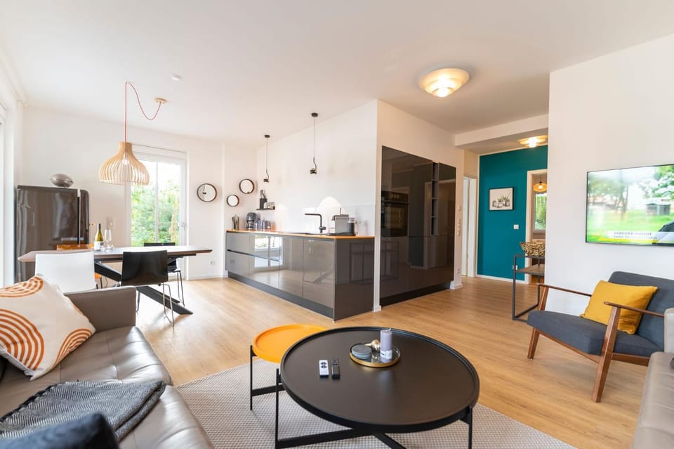 Kitchen or kitchenette, Living room, Seating area, Dining area