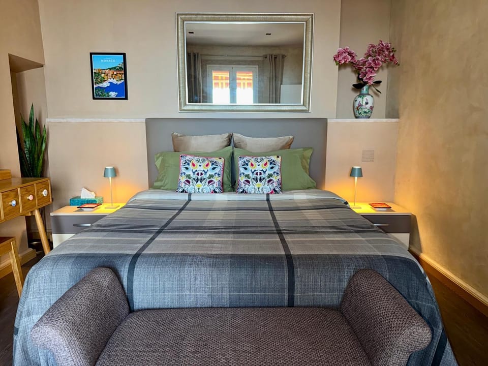 Bed, Photo of the whole room, Seating area, Bedroom