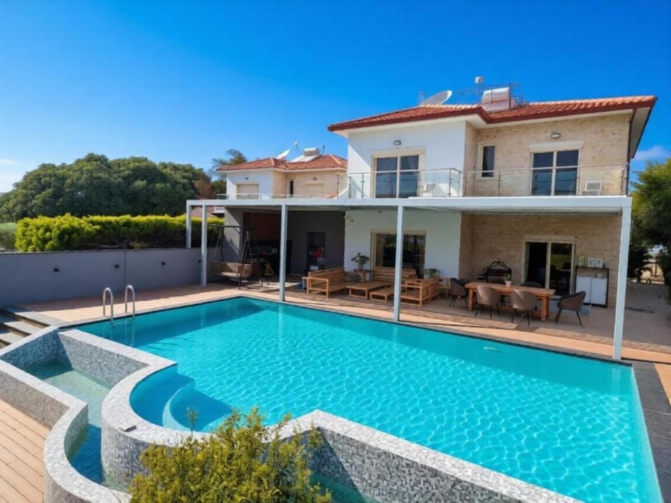 Villa Del Mar with Heated Pool & Spa Villa in Larnaca District