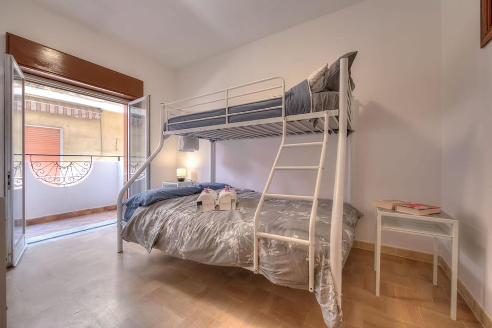 Bedroom, bunk bed