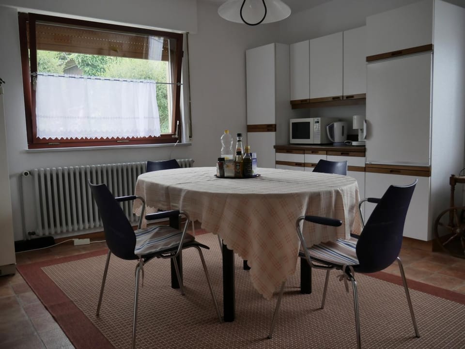 Coffee/tea facilities, Kitchen or kitchenette, Dining area, minibar, toaster