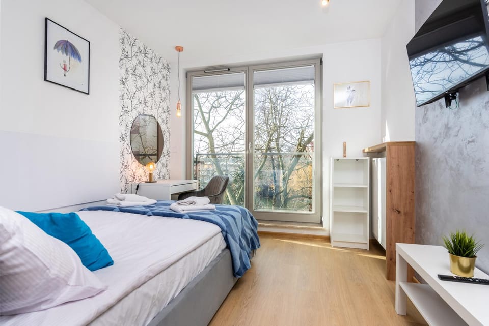 Bed, TV and multimedia, Photo of the whole room, Bedroom