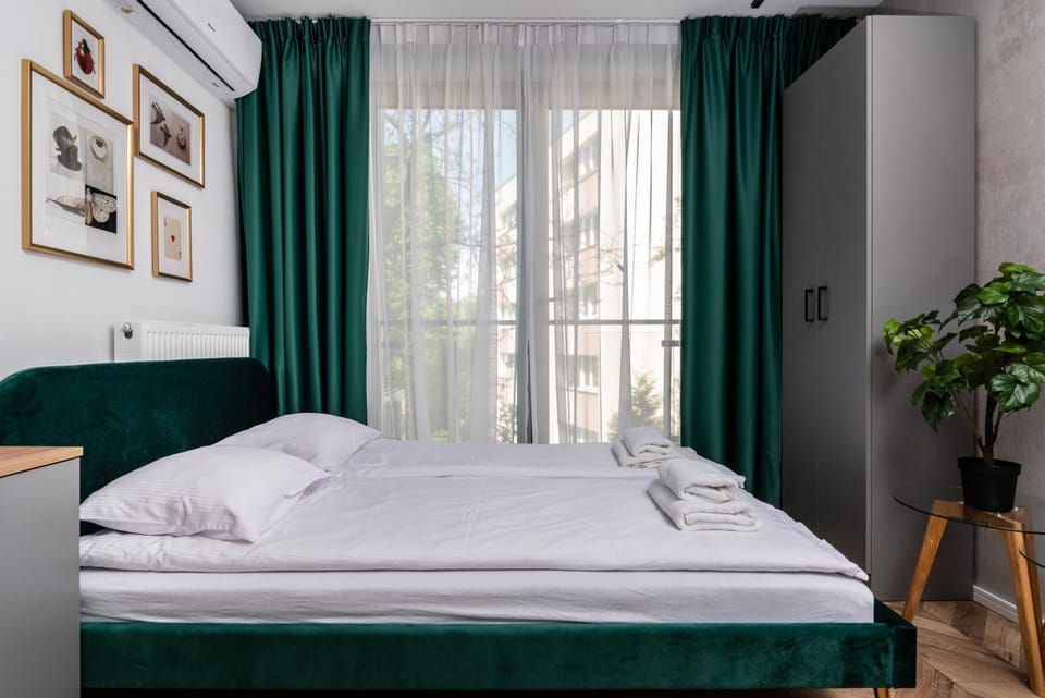 Bed, Photo of the whole room, wardrobe, air conditioner