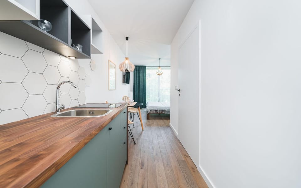 Coffee/tea facilities, Kitchen or kitchenette, stove