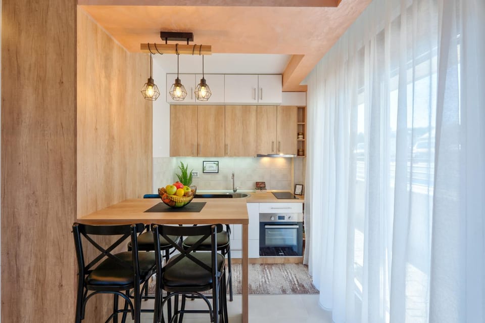 Kitchen or kitchenette, Dining area