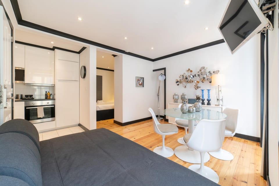 TV and multimedia, Kitchen or kitchenette, Living room, Seating area, Dining area, oven, stove