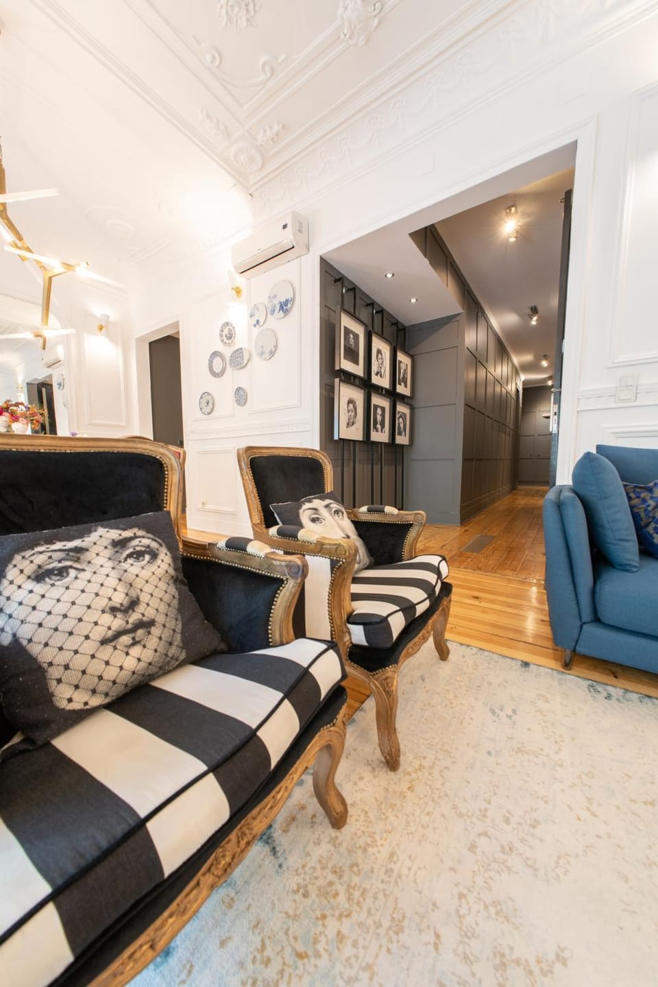 Living room, Seating area