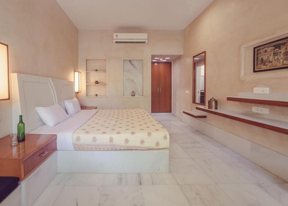 Photo of the whole room, Bedroom