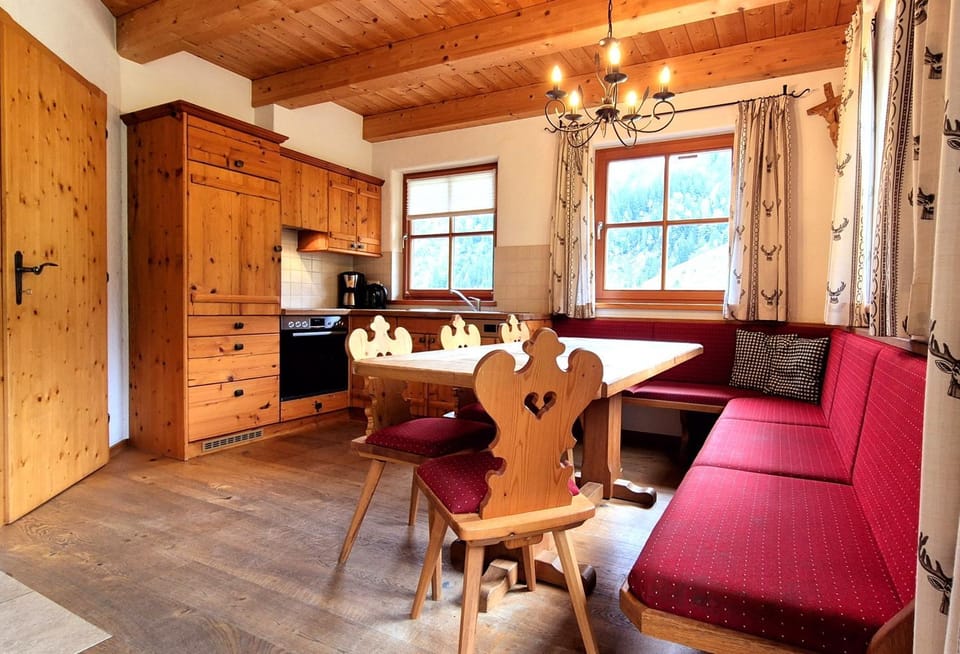 Kitchen or kitchenette, Seating area, Dining area, stove, kitchen