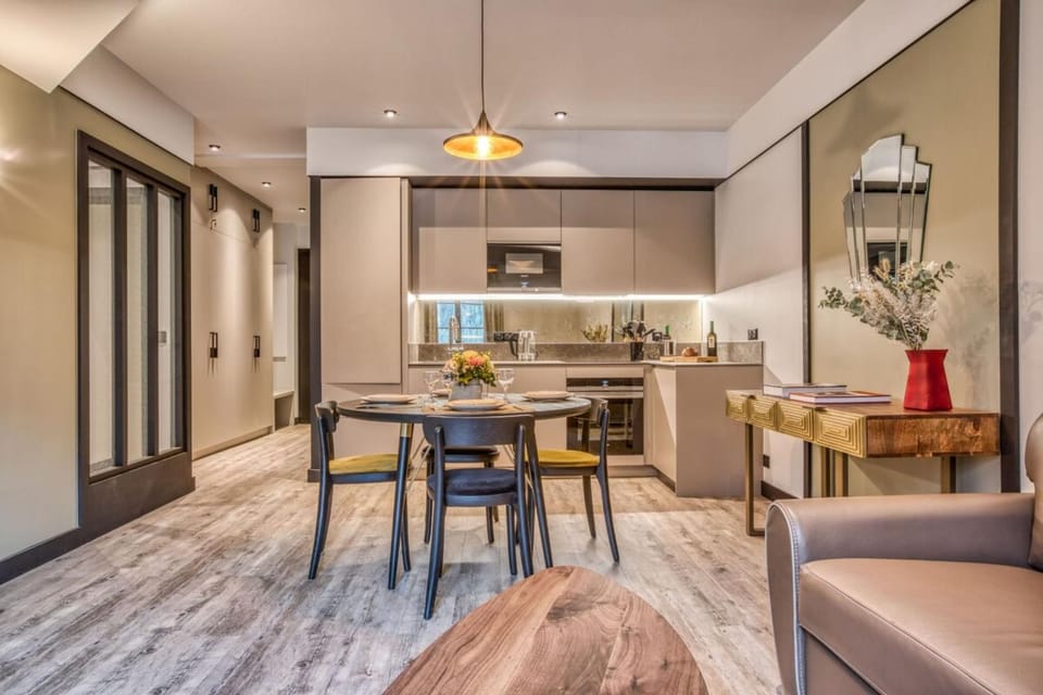 Kitchen or kitchenette, Dining area