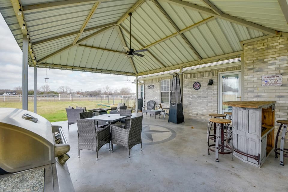 'Leaping Toad Ranch' ~ 9 Mi to Lake Granbury! House in Granbury