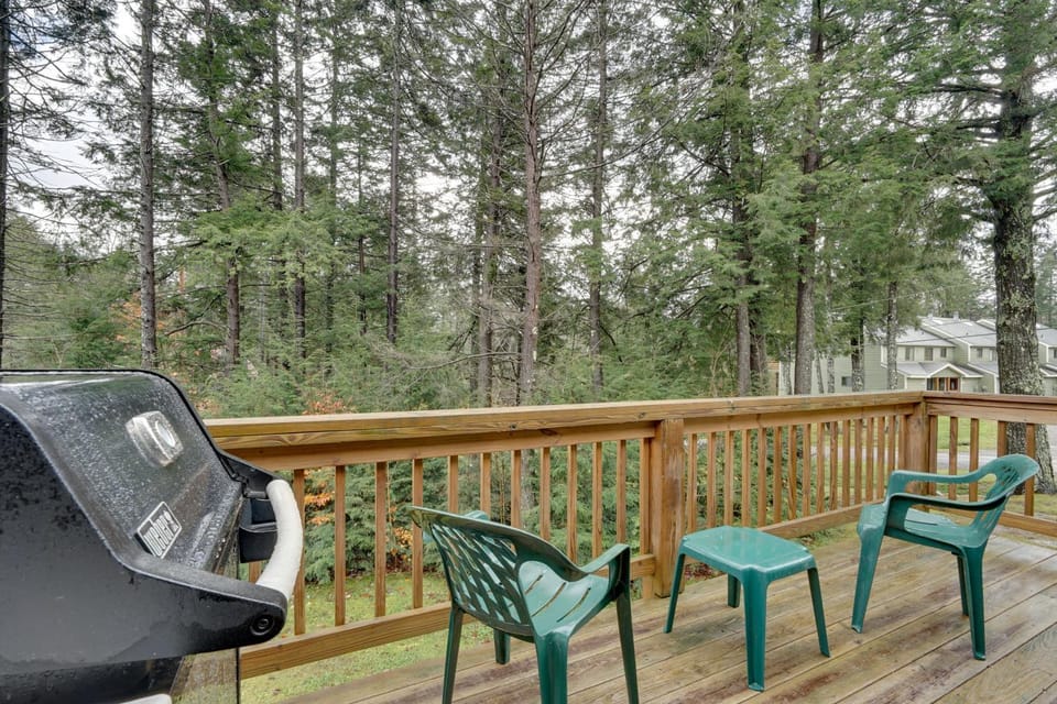 Dover Condo w/ Grill & Balcony: 3 Mi to Mt Snow! House in West Dover
