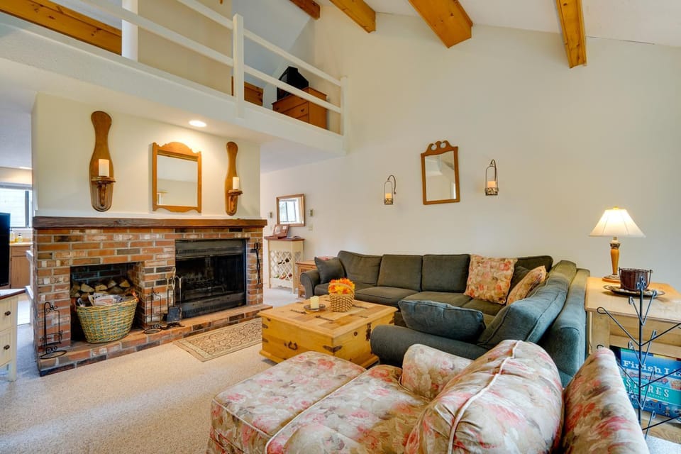 Dover Condo w/ Grill & Balcony: 3 Mi to Mt Snow! House in West Dover