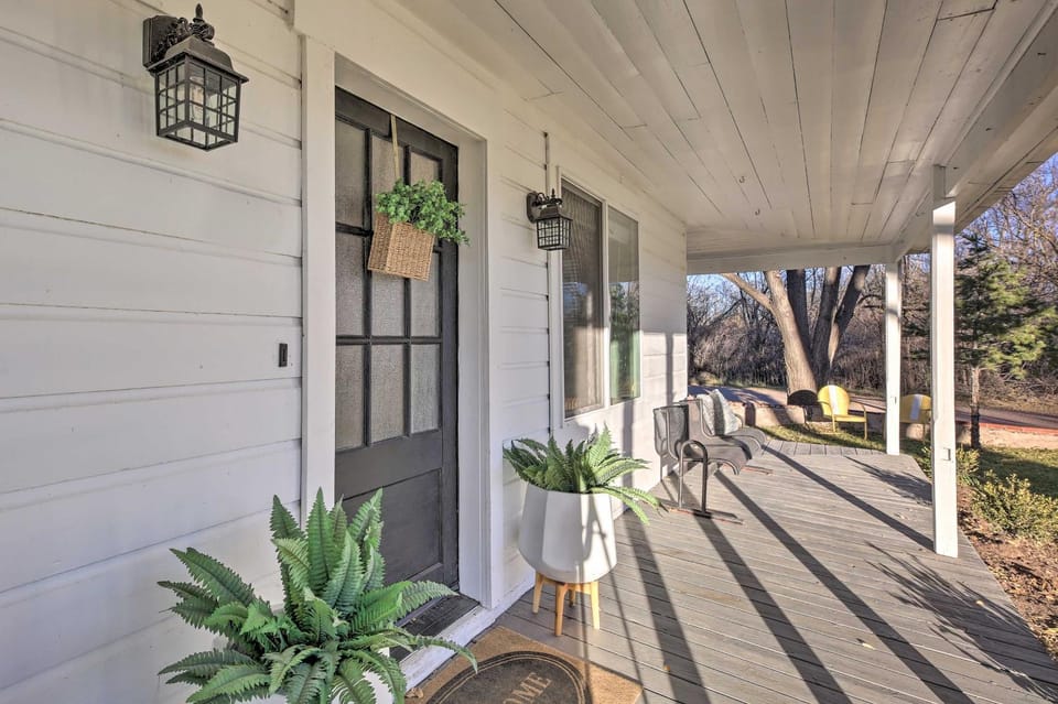 Grand Porch & Peaceful Setting! Luna Farmhouse House in New Mexico