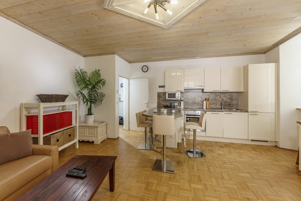 Kitchen or kitchenette, Living room, Seating area, Dining area