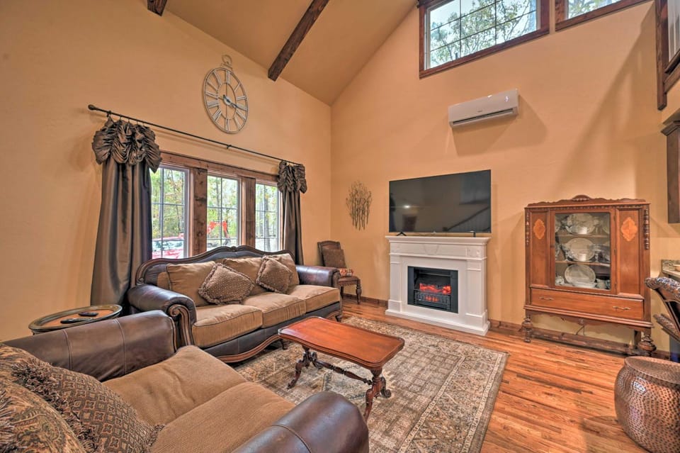 Tudor-Style Broken Bow Cottage w/ Hot Tub & Decks! House in Oklahoma