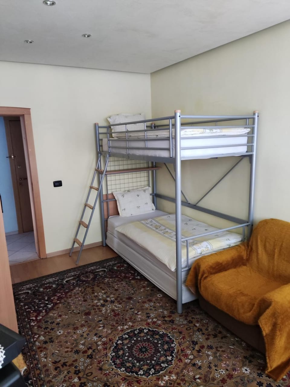 Bedroom, bunk bed