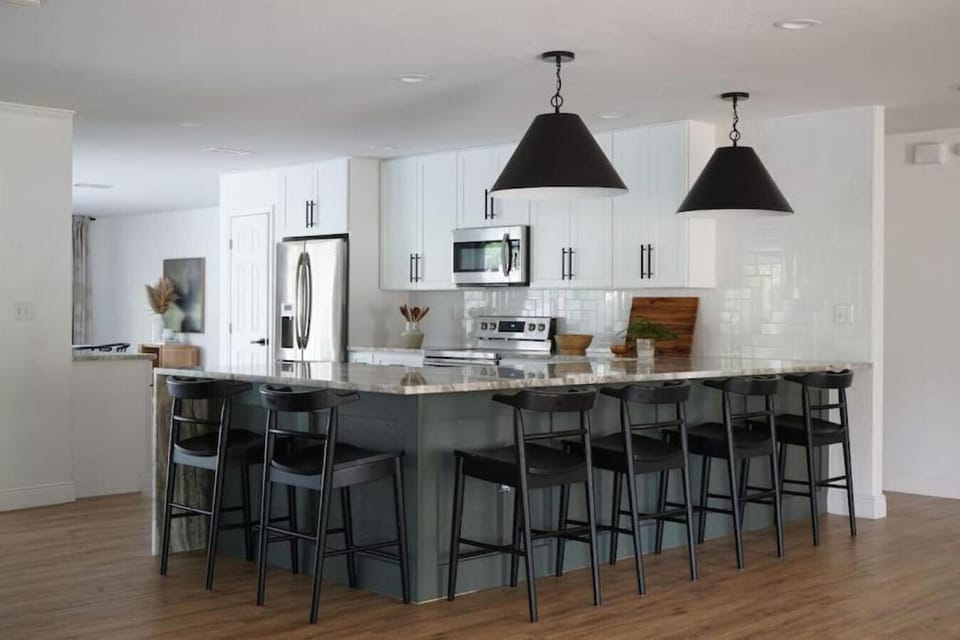 Remodeled 4BR Pool Home / Golf View/Near Beaches House in Florida