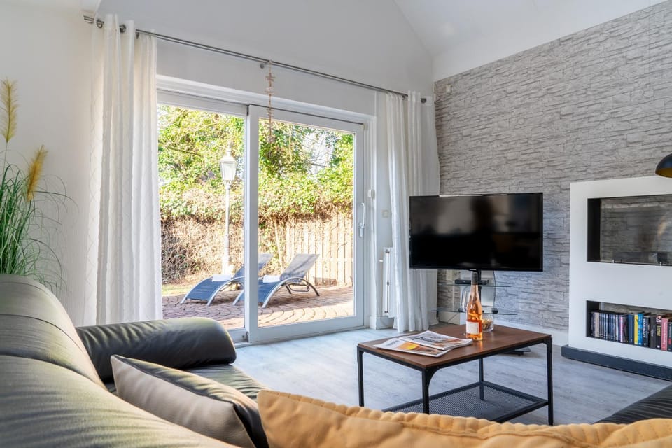 Communal lounge/ TV room, Garden, TV and multimedia, Living room, Seating area, Evening entertainment, Garden view