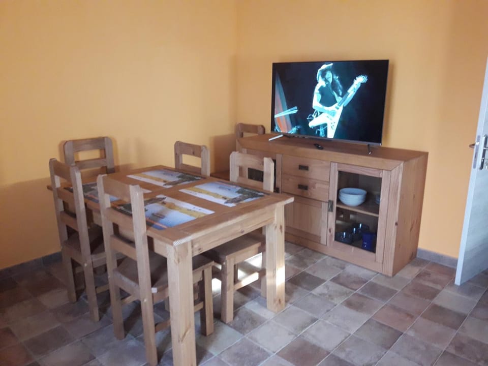 Communal lounge/ TV room, TV and multimedia, Dining area