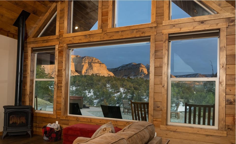Skyfall Cabin. Stunning views, Hot Tub, minutes from Zion Cabin in Orderville