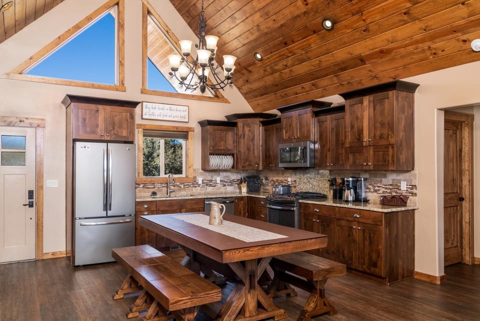Skyfall Cabin. Stunning views, Hot Tub, minutes from Zion Cabin in Orderville
