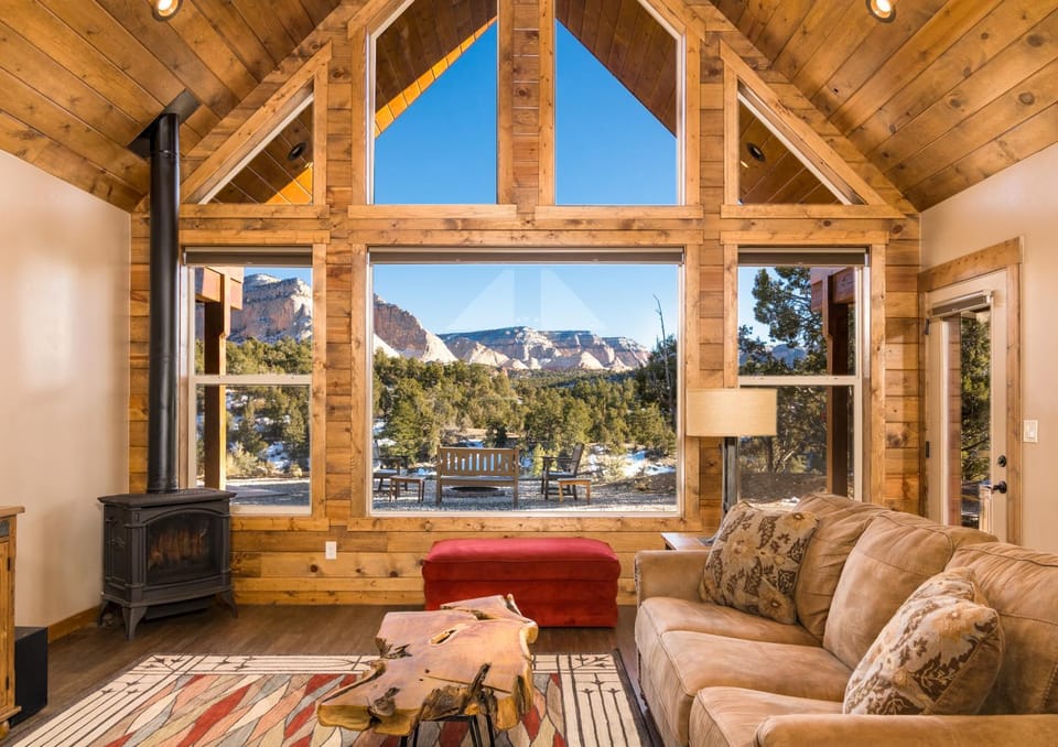 Skyfall Cabin. Stunning views, Hot Tub, minutes from Zion Cabin in Orderville
