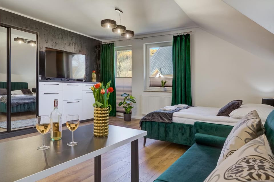 Bed, TV and multimedia, View (from property/room), Photo of the whole room, Decorative detail, Seating area, Bedroom, Mountain view, internet, wardrobe