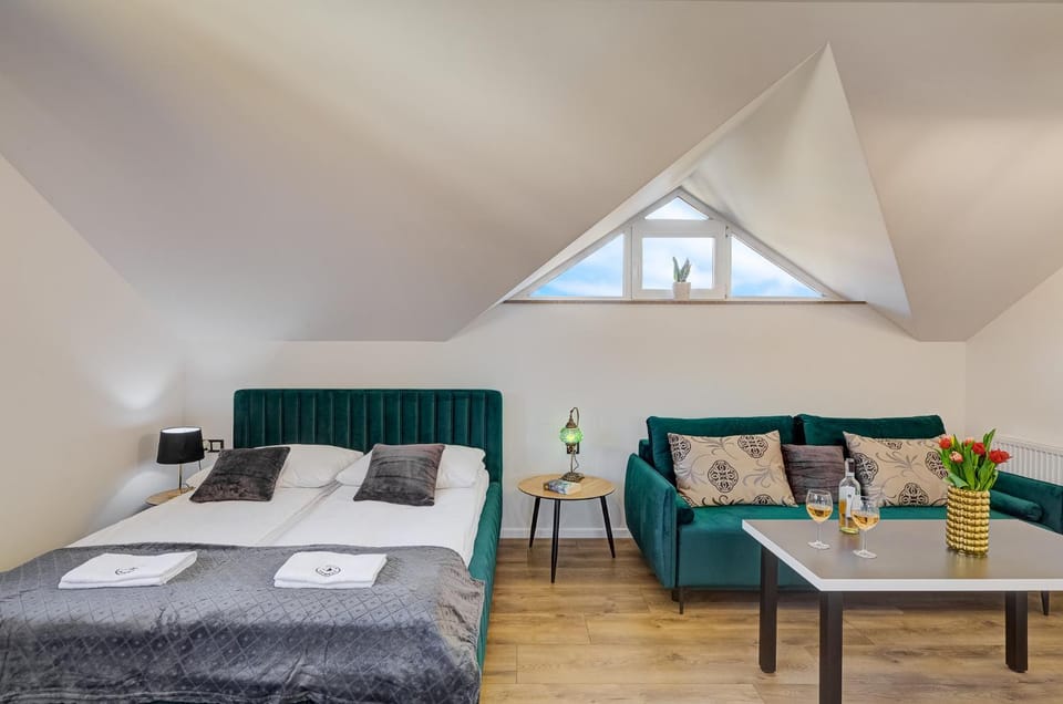 Bed, View (from property/room), Photo of the whole room, Decorative detail, Seating area, Bedroom, Mountain view, Area and facilities, locker, towels