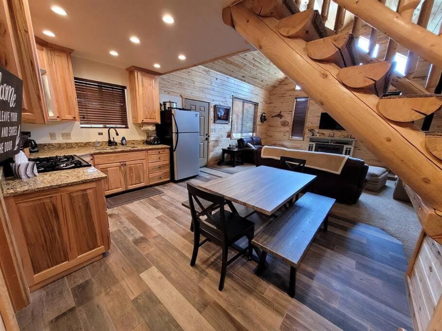 Log Cabin Zion Retreat. Walking distance to East Zion Trails Cabin in Zion National Park