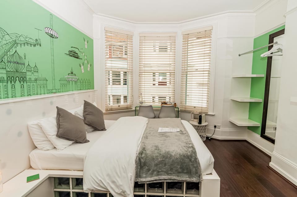 Nearby landmark, Bed, Photo of the whole room, Seating area, Bedroom