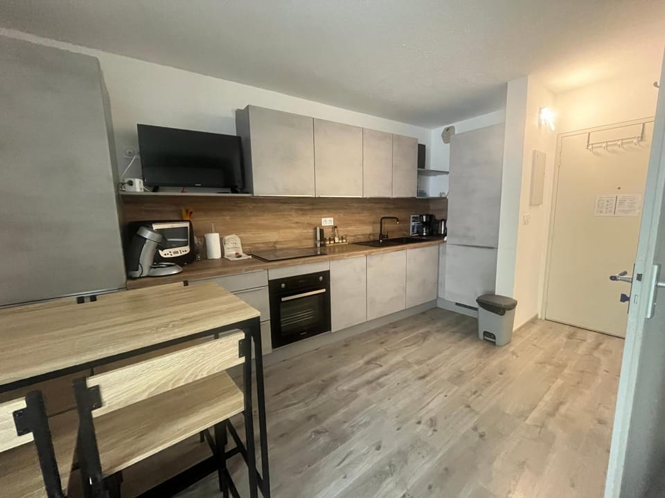 Kitchen or kitchenette, oven, stove