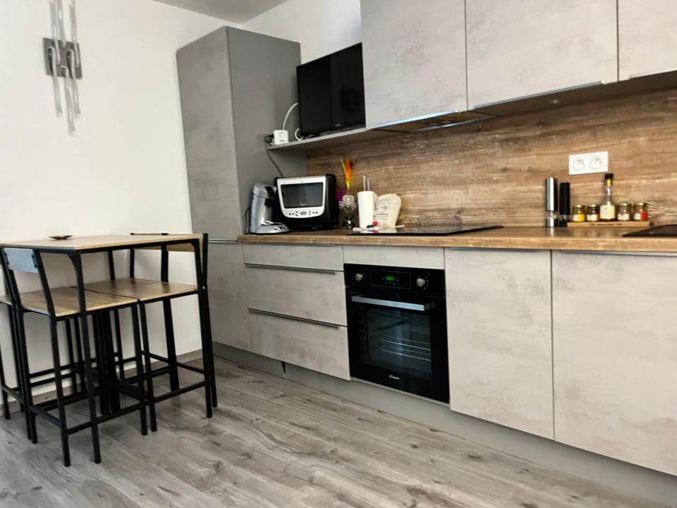 Coffee/tea facilities, Kitchen or kitchenette, Dining area