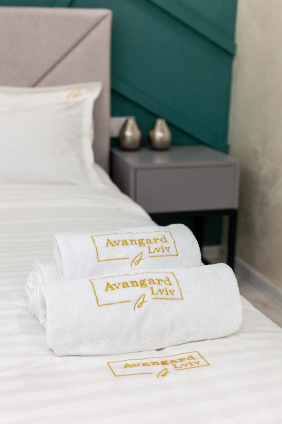 Photo of the whole room, towels
