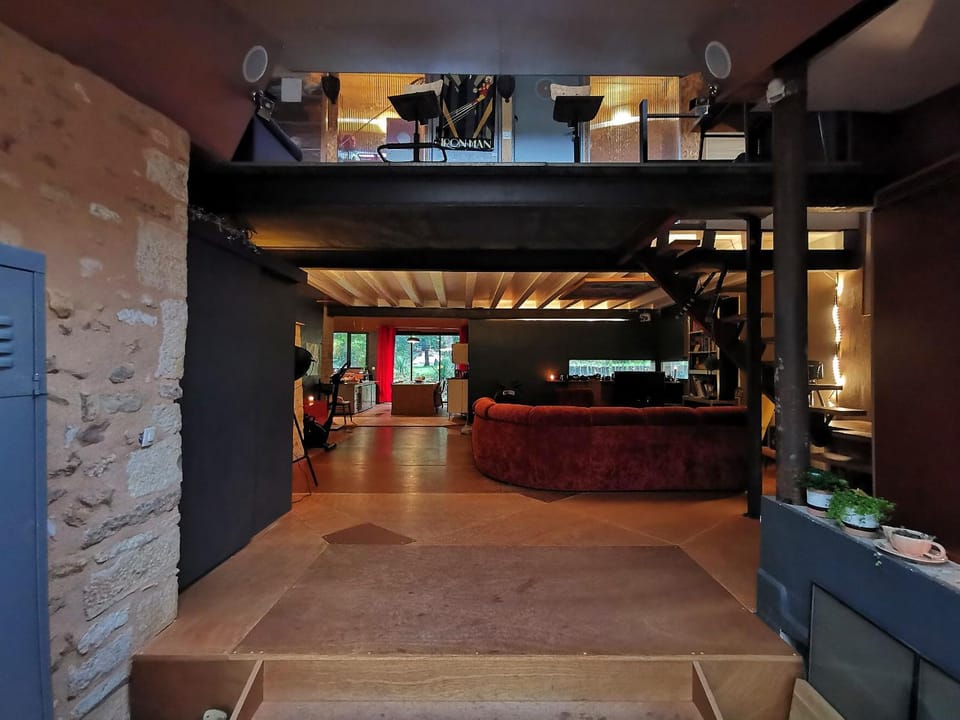 Property building, Communal lounge/ TV room, Facade/entrance, View (from property/room), Living room, Lobby or reception, Seating area, Garden view, acessibility