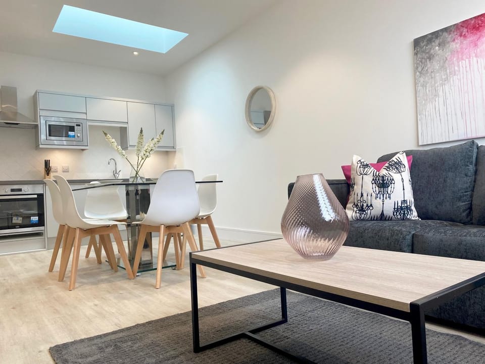 Kitchen or kitchenette, Seating area, Dining area