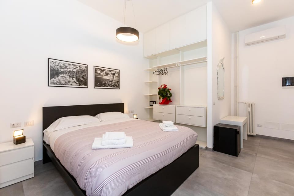 Bed, Photo of the whole room, Bedroom, safe
