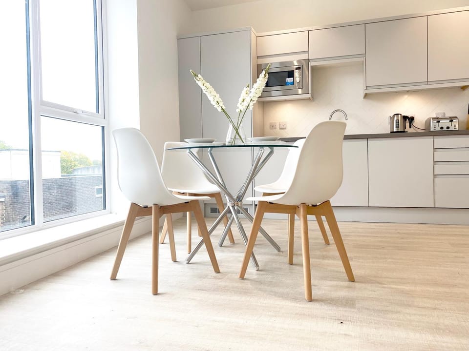 Kitchen or kitchenette, Dining area