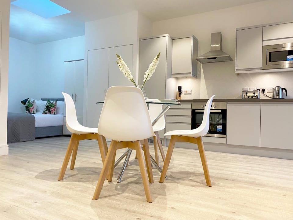 Kitchen or kitchenette, Seating area